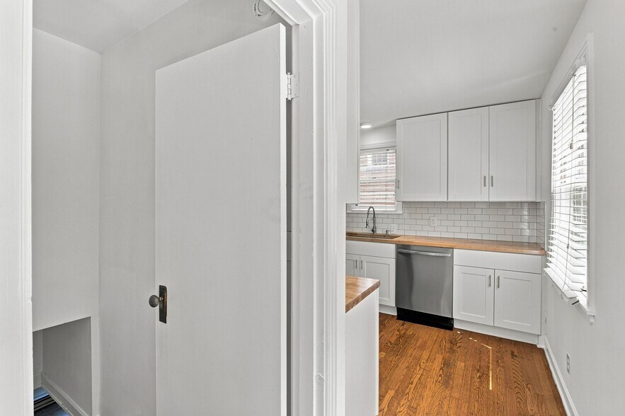 Building Photo - 5713 Vine Ridge Dr