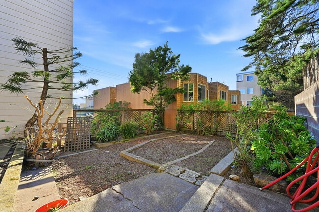 Building Photo - 685 47th Ave