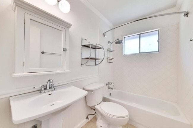 Building Photo - 9731 Meadowheath Dr