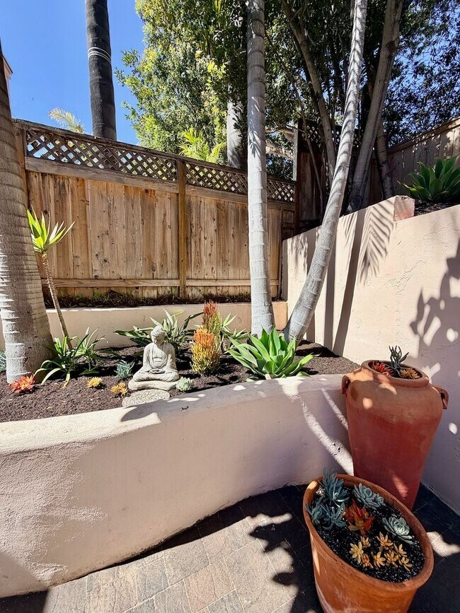 Building Photo - For Rent Available Now - Furnished House 3+BR 2.5Ba in Del Mar, charming furnished home in the hi...