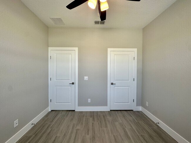 Building Photo - Brand New Modern Duplex !