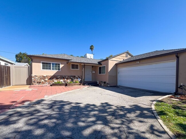 Building Photo - Spacious 3BR Home near Lake Balboa!