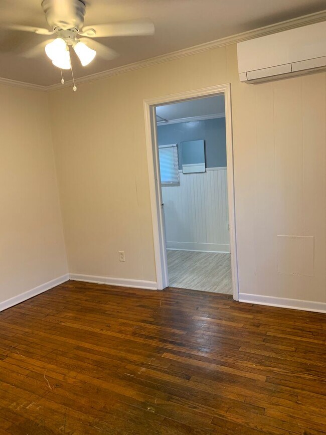 Building Photo - Cute 1 bed/1 bath Duplex