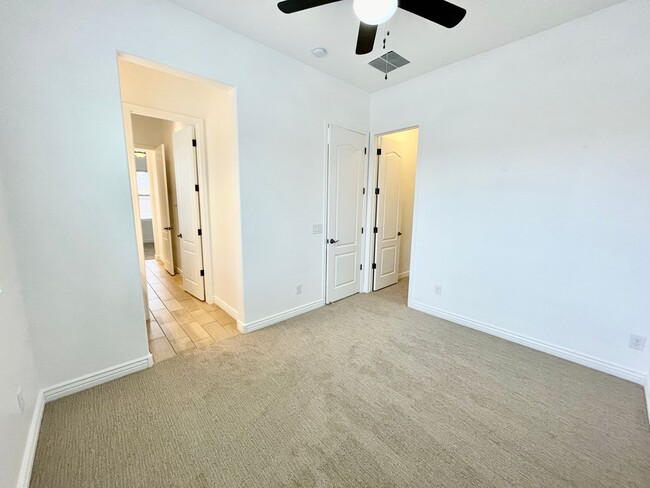 Building Photo - Gorgeous 3 Bed/2.5 Bath + Den Home In Chandler! Gated Community & Upgrades Throughout Home!