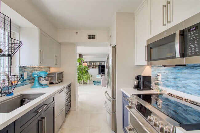 Building Photo - 5900 Collins Ave