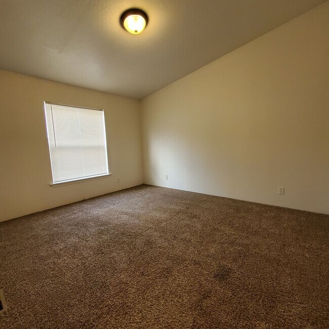Building Photo - Pet Friendly 3 Bed : 2Bath Home w/ a Carport