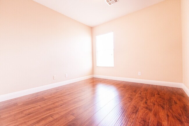 Building Photo - Beautiful 2 Story 4 Bedroom home