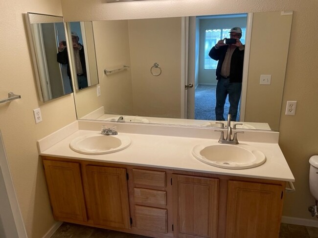 Building Photo - 3 BEDROOMS 2 BATHS UPSTAIRS LEVEL UNIT
