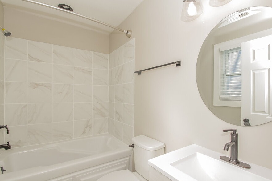 Building Photo - 2808 Faircroft Way