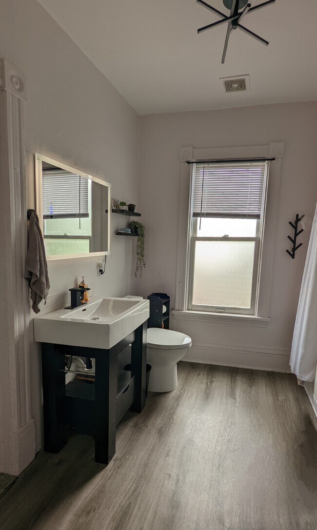 Building Photo - 609 Van Buren Ave