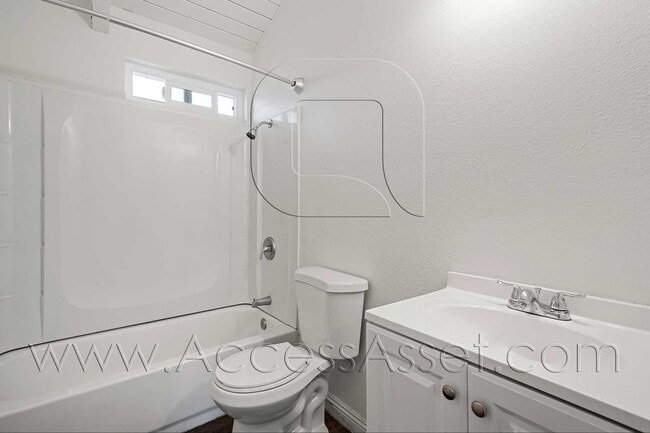 Building Photo - Charming Upstairs 2 Bed/1 Bath Unit With F...