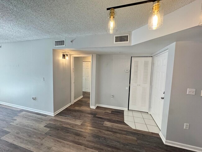 Building Photo - 7896 Sonoma Springs Cir