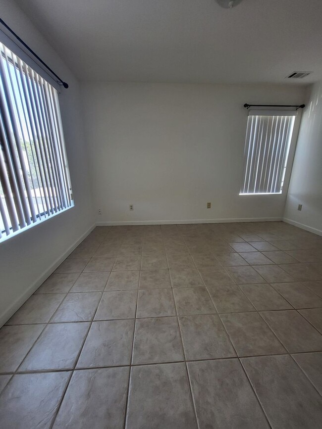 Building Photo - Beautifully Upgraded 2 Story Home in Downt...