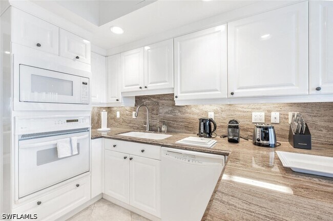 Building Photo - 7225 Pelican Bay Blvd