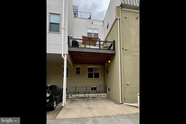 Building Photo - 1300 Taylor St NW