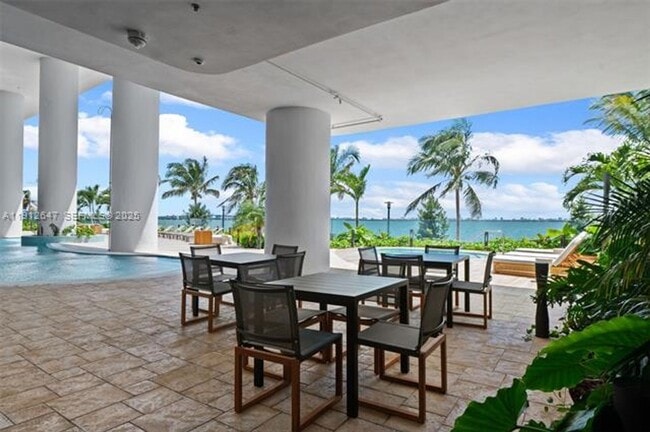 Building Photo - 700 NE 24th St