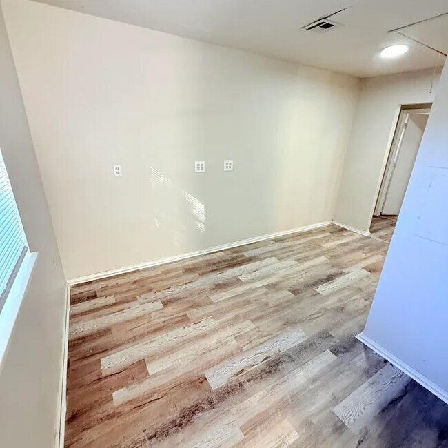 Building Photo - 4004 SE 25th St