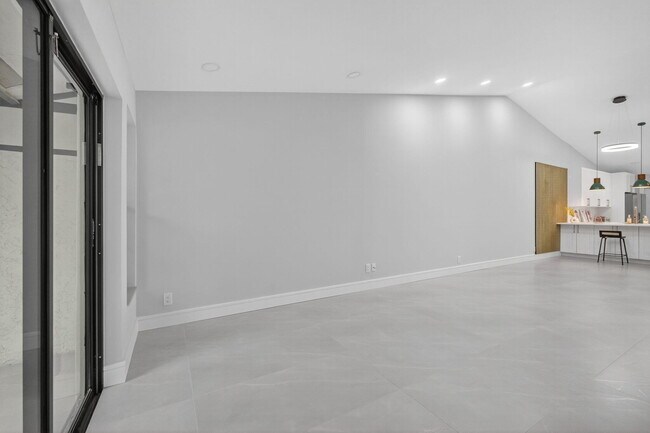 Building Photo - 10924 Roebelini Palm Ct