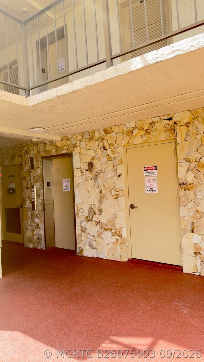 Building Photo - 2801 Somerset Dr