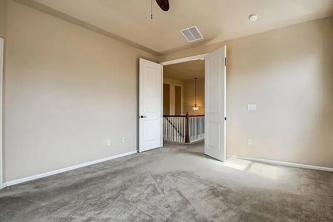 Building Photo - Beautiful 3 bedroom townhouse