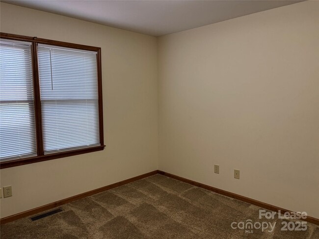 Building Photo - 135 Hillcrest Dr