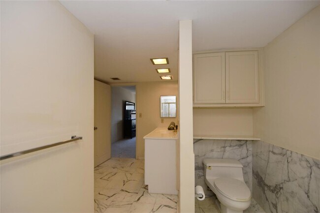 Building Photo - 3850 Galt Ocean Dr
