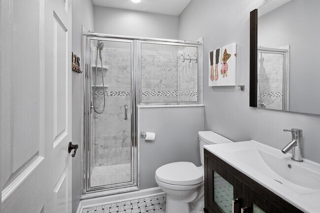 Building Photo - 276 Roslyn Ct