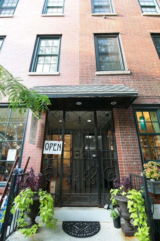 Building Photo - 1133 Pine St