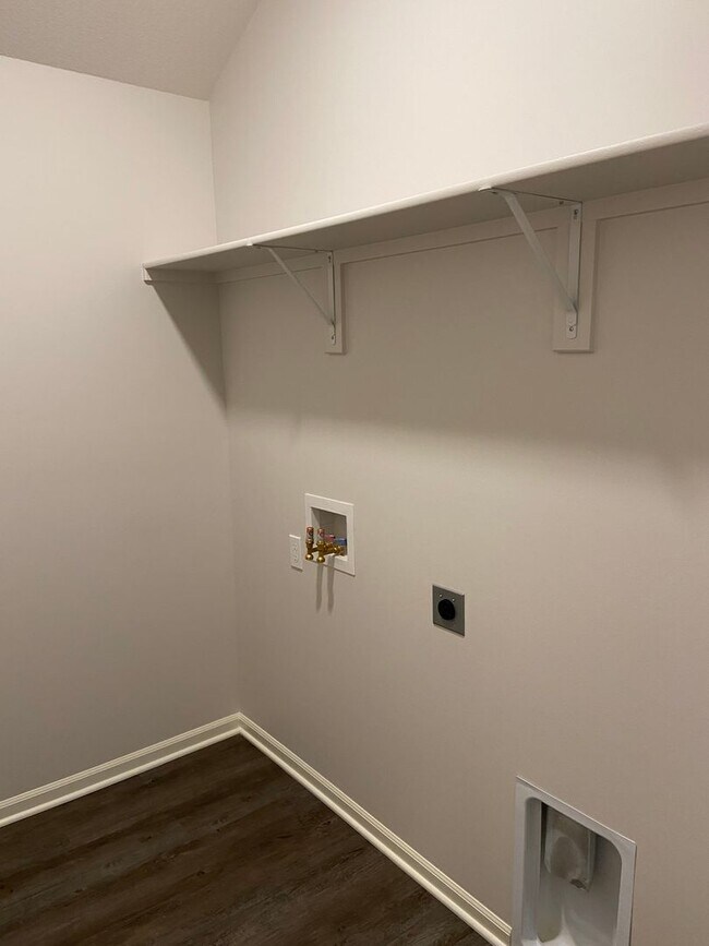 Building Photo - DON’T WAIT — PRE-LEASING NOW! 3 Bed + 2 Bath Home in Oak Wood