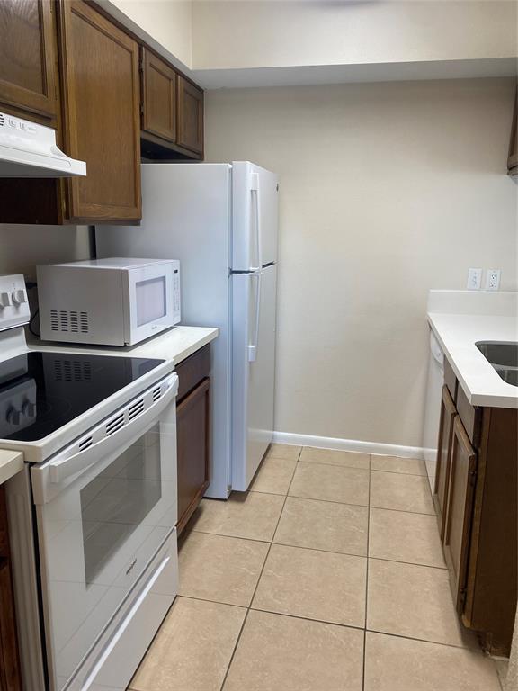 Building Photo - 17401 Red Oak Dr