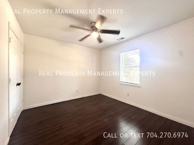 Building Photo - 8509 Golf Ridge Dr