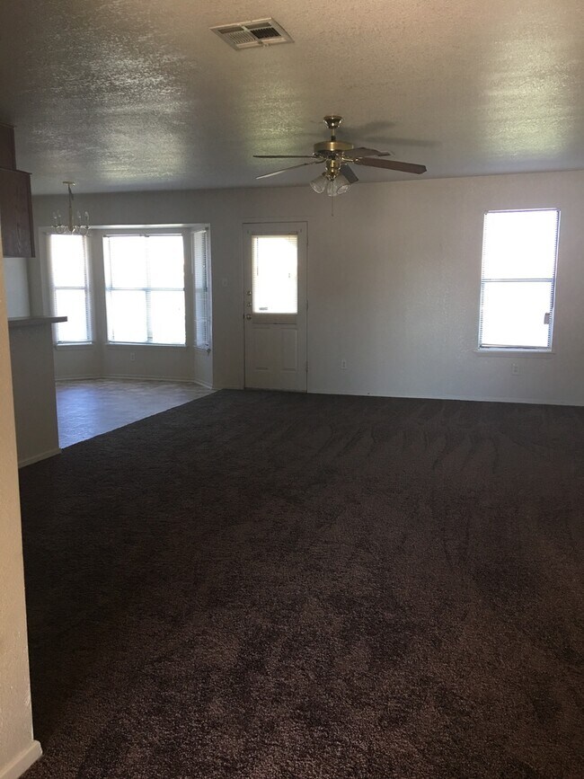 Building Photo - 4 bedroom home for rent