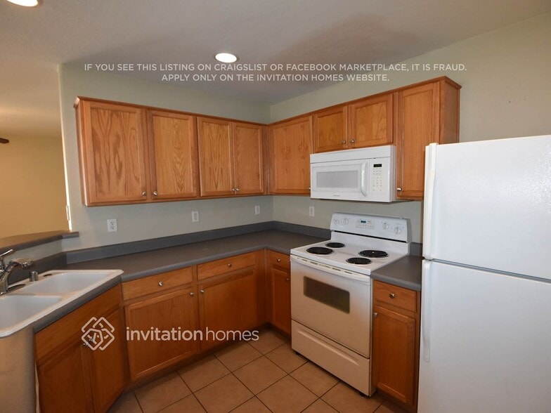 Building Photo - 10780 W Roanoke Ave