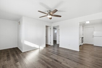 Building Photo - 1320 N 48th Pl