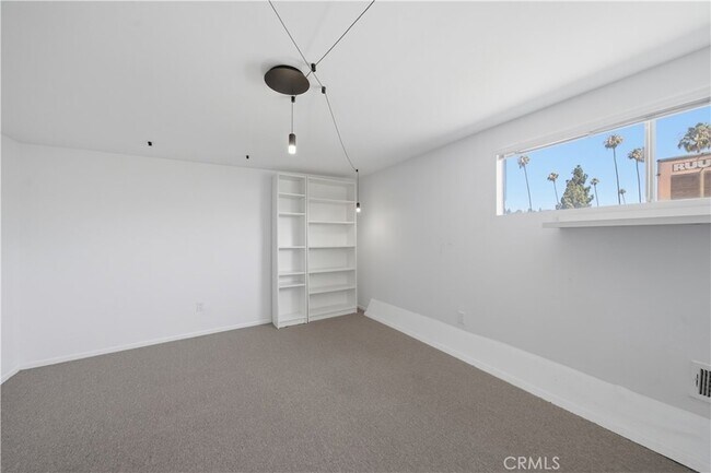 Building Photo - 1554 N Hobart Blvd