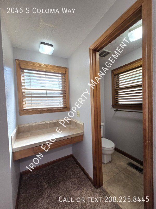 Building Photo - 2046 S Coloma Wy