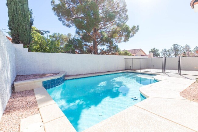 Building Photo - Lovely Home in The Lakes!
