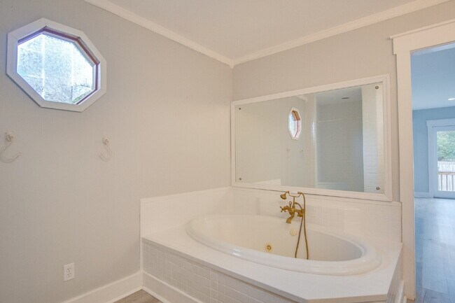 Building Photo - East Hill 3BR Home Near Bayview Park with Office, Hot Tub, Workshop & Detached Garage