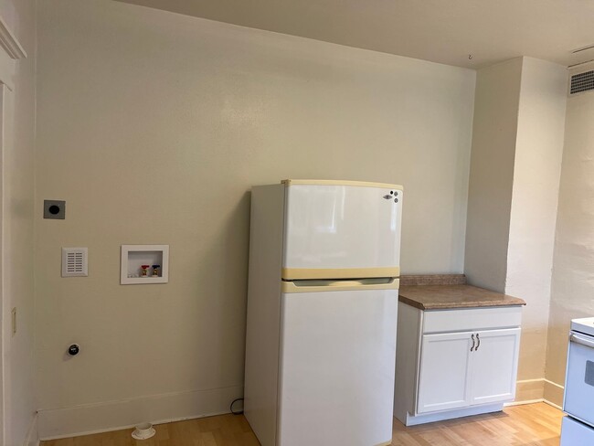 Building Photo - Beautifully updated 1 bedroom 1 bathroom d...