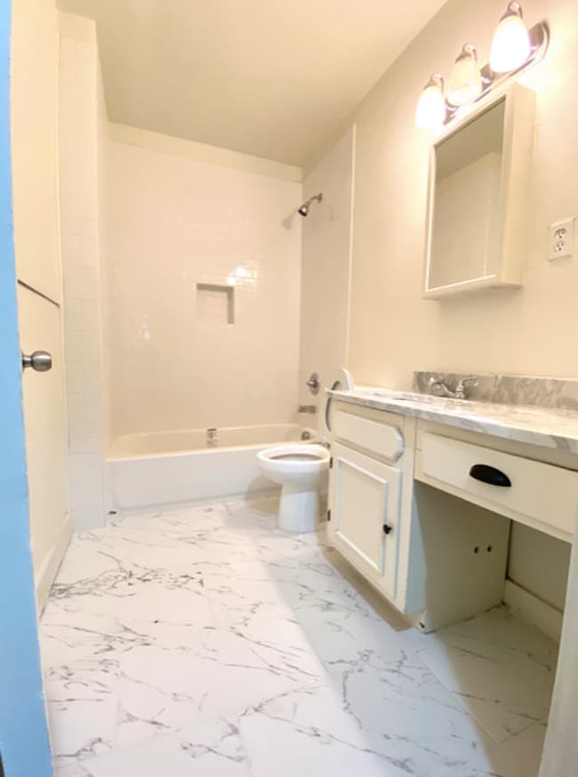 Building Photo - Cute 2 bed/1 bath House Steps Away from Park