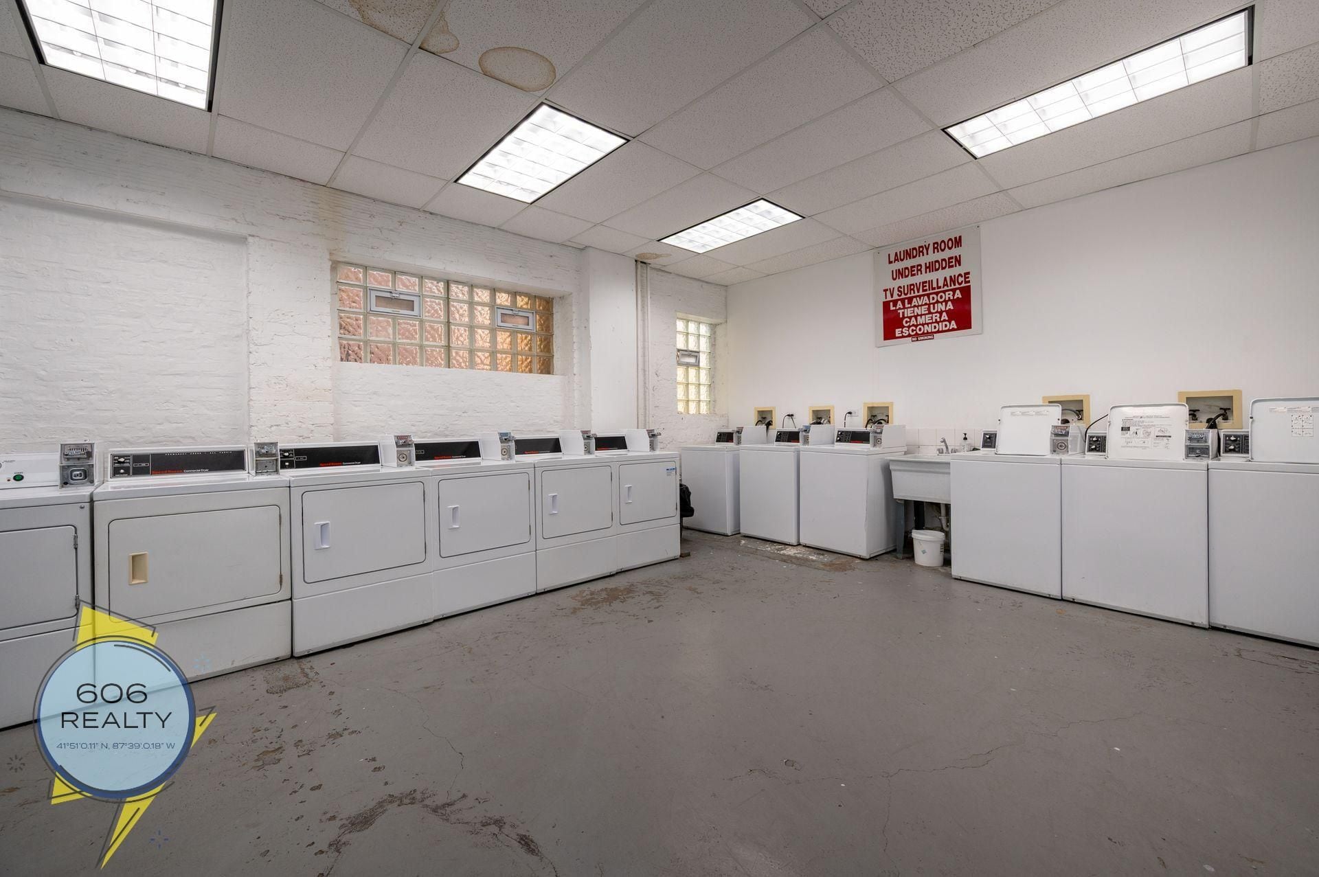 Building Photo - 6930 N Greenview Ave