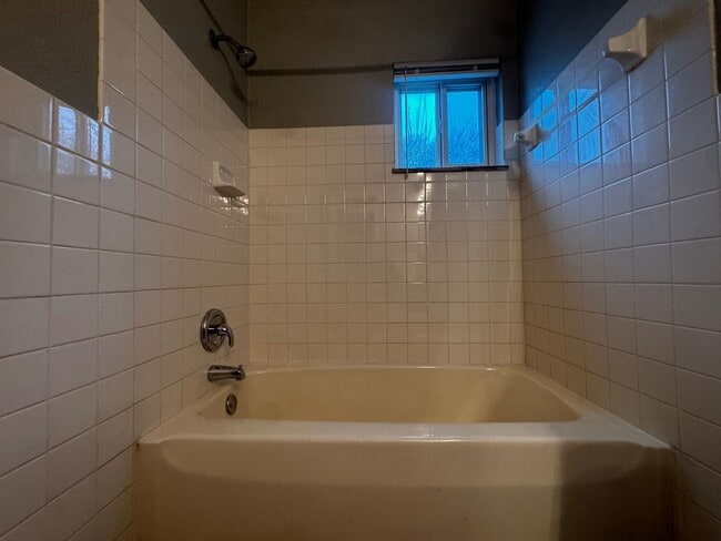 Building Photo - Charming 2-Bedroom Property in Prime Location