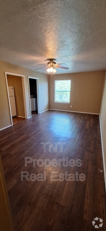 Building Photo - 302 Manuel Dr
