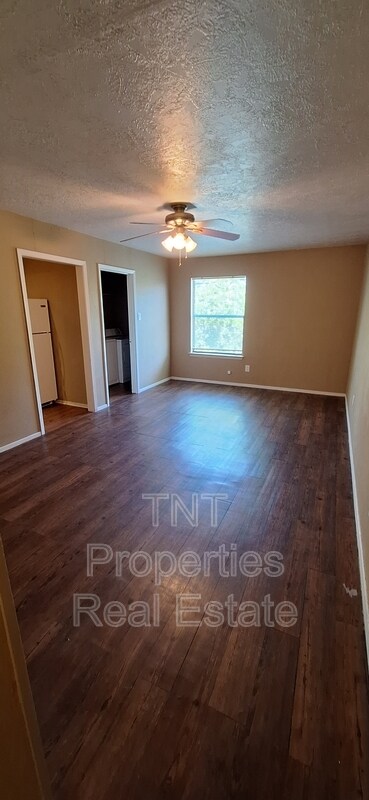 Building Photo - 302 Manuel Dr