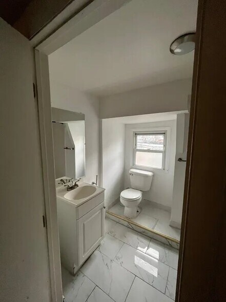 Building Photo - 1331 72nd Ave