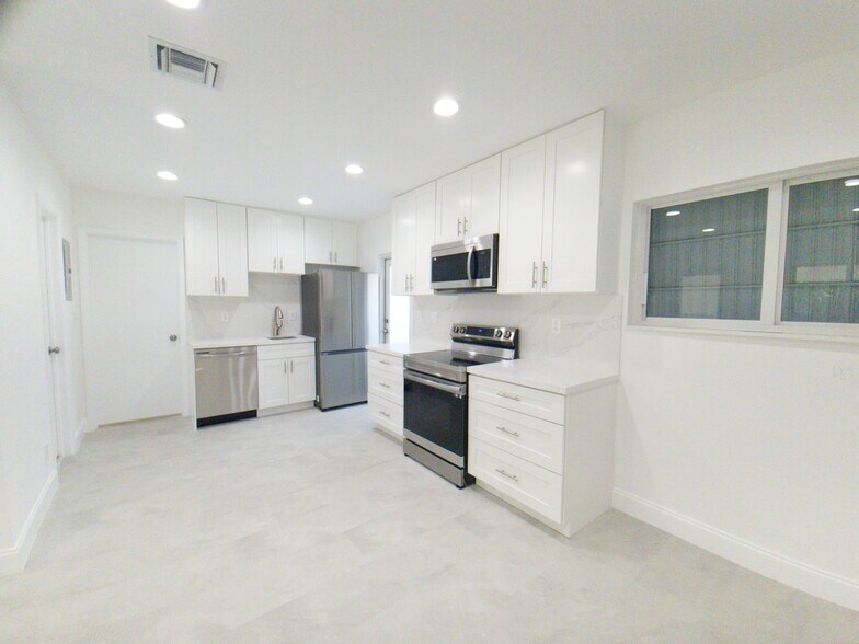 Building Photo - 19 SE 12th Ave