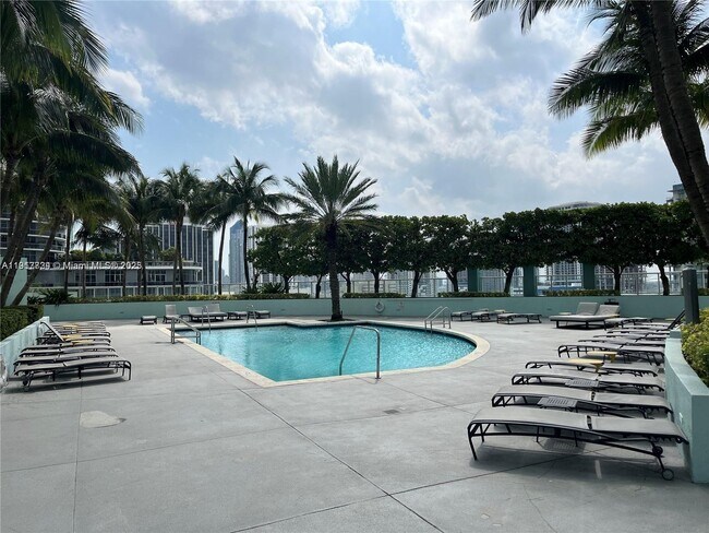 Building Photo - 1900 N Bayshore Dr