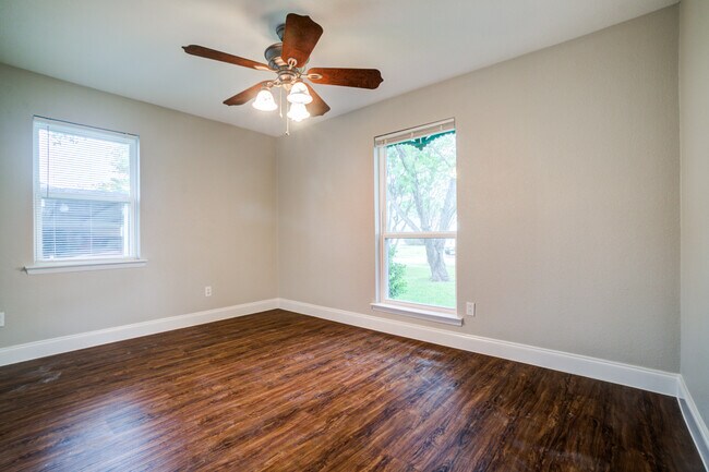 Building Photo - 2608 Driftwood Dr