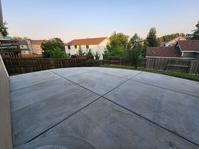 Building Photo - Huge 3 Bed 2 Bath Home With Patio, Deck, a...