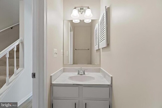 Building Photo - 107 St Charles Square